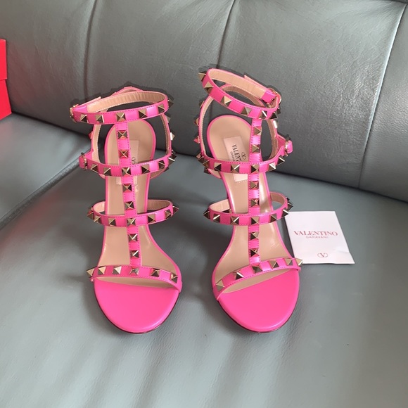 Valentino Garavani Rockstud T-Strap Sandal - Picture 5 of 12